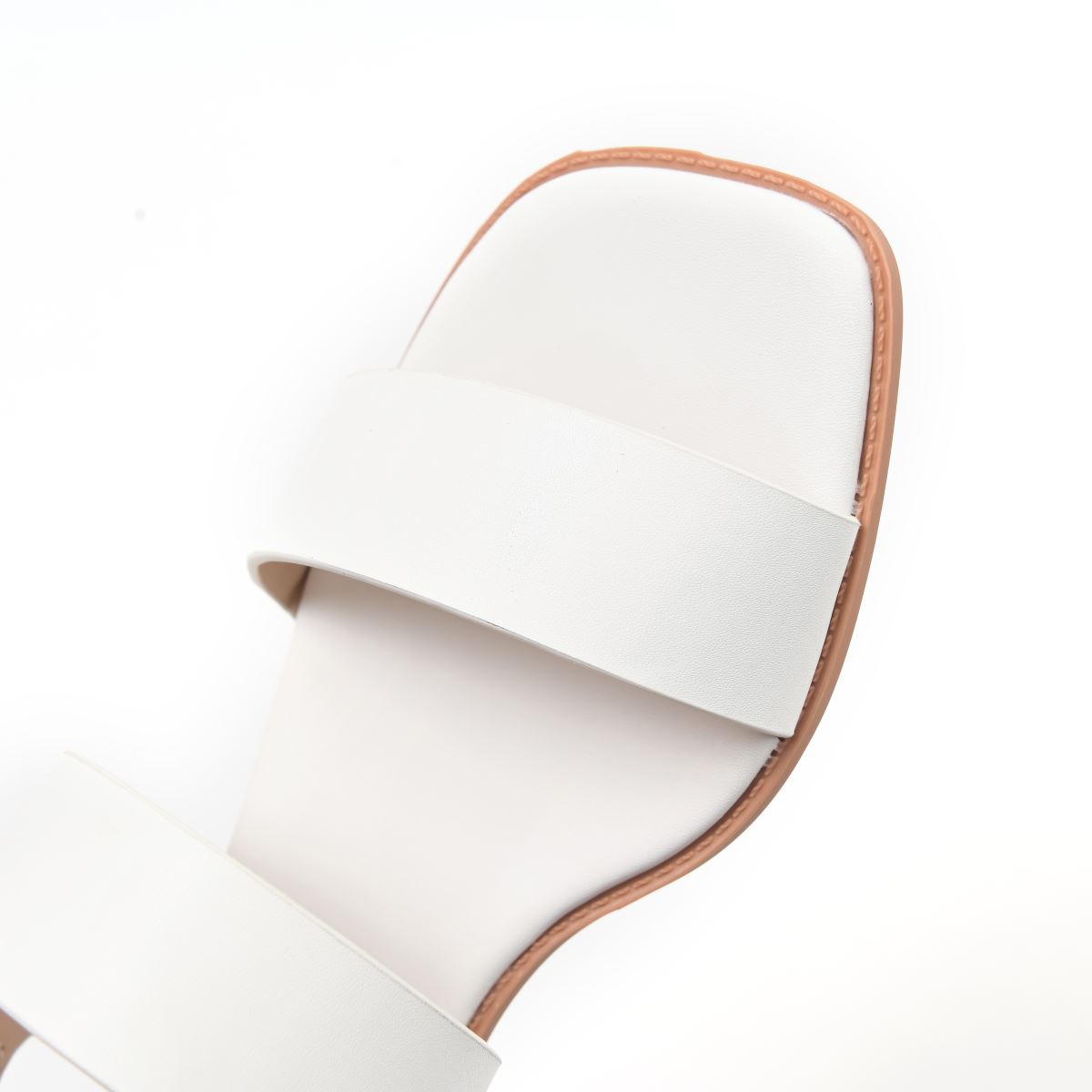 Cận cảnh chi tiết đế và quai sandal SY0700H chất liệu giả da mềm mịn, thiết kế mũi vuông thanh lịch