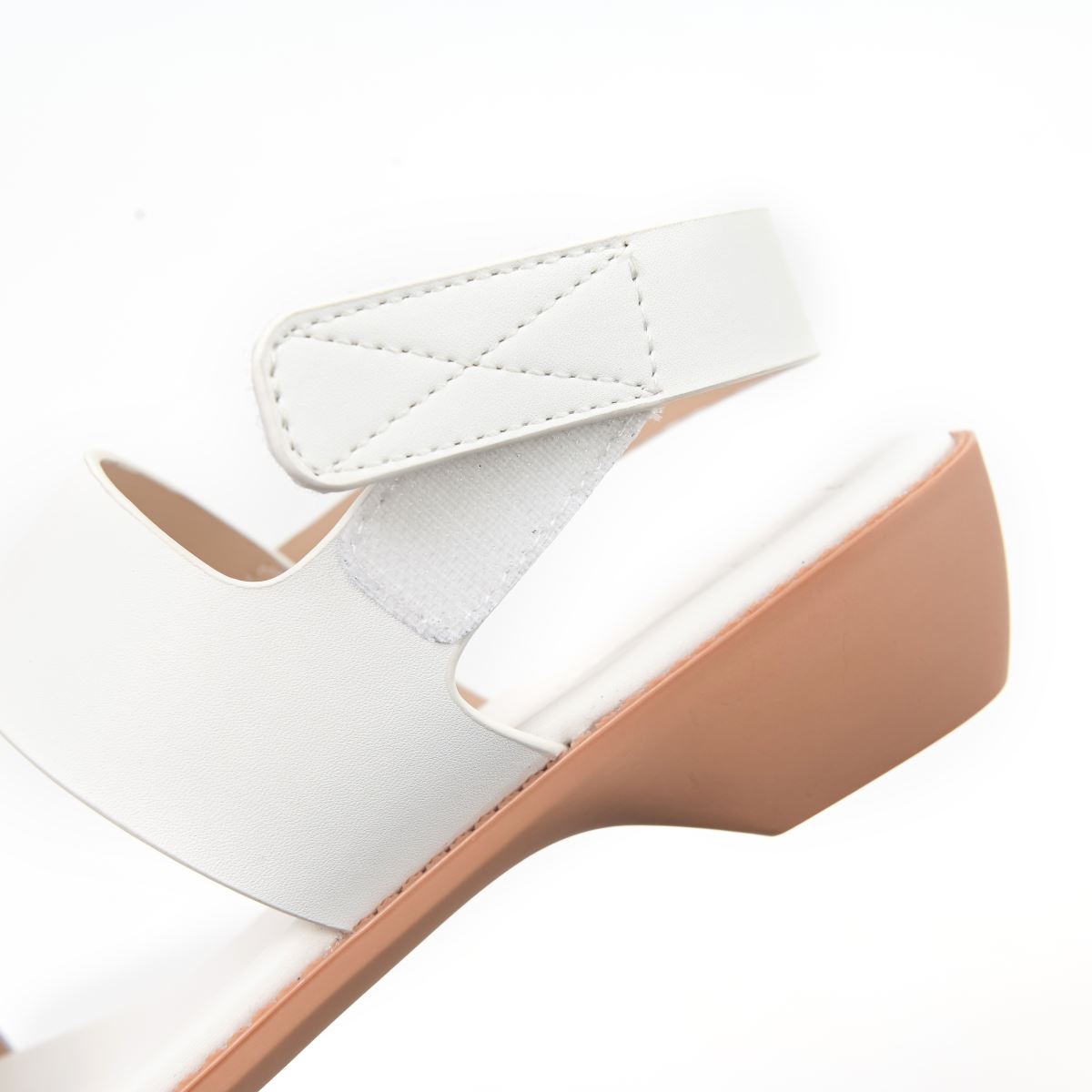Cận cảnh chi tiết đế và quai sandal SY0700H chất liệu giả da mềm mịn, thiết kế mũi vuông thanh lịch